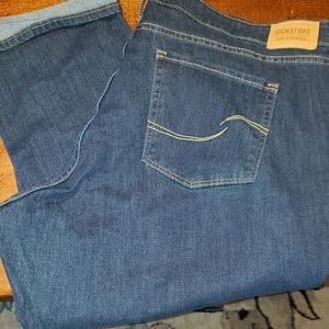 Levi's brand Size 22 mid-rise capri jeans.